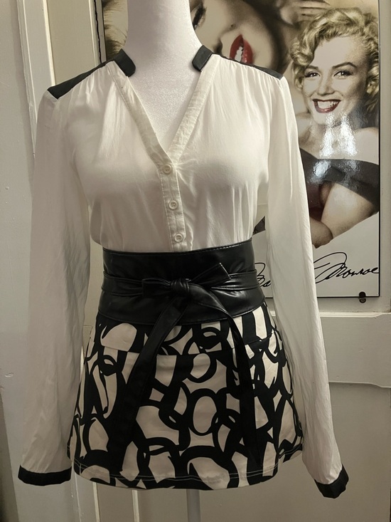 Club Monaco Dresses & Skirts - Club Monaco Black & White Abstract Mini Skirt